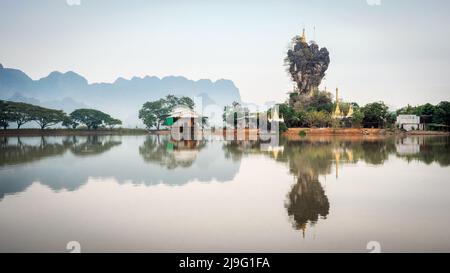 Pagode Kyaut Ka Latt perchée au sommet d'une falaise sur un lac à hPa-an, au Myanmar (Birmanie). Banque D'Images