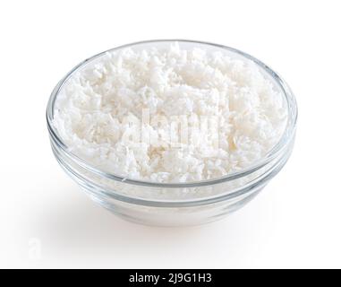 Flocons de noix de coco dans un bol en verre isolé sur fond blanc avec passe-cheveux Banque D'Images