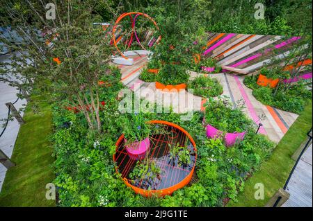 Londres, Royaume-Uni. 23rd mai 2022. The St Mungo's Putting down Roots Garden par cityscapes, commanditaire: Projet donner en arrière, le jardin espère souligner l'importance de rassembler les gens et les plantes dans les lieux publics. Designers : Cityscapes - Darryl Moore & Adolfo Harrison - le Chelsea Flower Show 2022. Crédit : Guy Bell/Alay Live News Banque D'Images