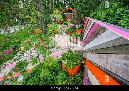 Londres, Royaume-Uni. 23rd mai 2022. The St Mungo's Putting down Roots Garden par cityscapes, commanditaire: Projet donner en arrière, le jardin espère souligner l'importance de rassembler les gens et les plantes dans les lieux publics. Designers : Cityscapes - Darryl Moore & Adolfo Harrison - le Chelsea Flower Show 2022. Crédit : Guy Bell/Alay Live News Banque D'Images