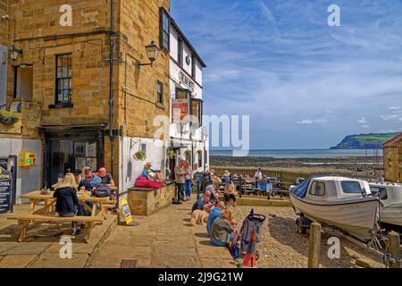 Le « Bay Hotel » à Robin Hood's Bay, North Yorkshire, Angleterre. Banque D'Images