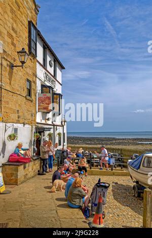 Le « Bay Hotel » à Robin Hood's Bay, North Yorkshire, Angleterre. Banque D'Images