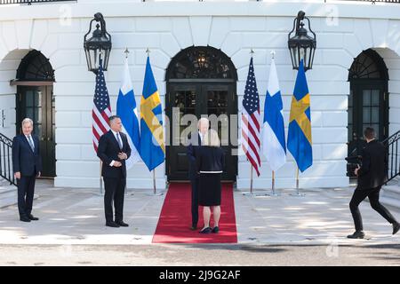 Washington, DC. 19th mai 2022. LE président AMÉRICAIN Joe Biden, souhaite la bienvenue au Premier ministre suédois Magdalena Andersson à la Maison Blanche à Washington, DC, le 19 mai 2022. Credit: Oliver Contreras/Pool via CNP/dpa/Alay Live News Banque D'Images