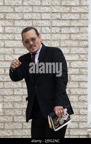 L'acteur Johnny Depp prend une pause dans son procès anti-diffamation au palais de justice du comté de Fairfax, à Fairfax, en Virginie, le 17 mai 2022. Credit: Chris Kleponis / CNP (RESTRICTION: PAS de journaux ou journaux New York ou New Jersey dans un rayon de 75 miles de New York) Banque D'Images