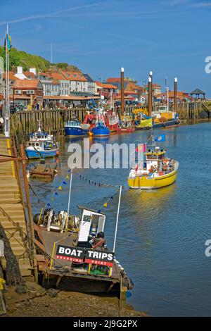 Whitby Harbour et l'estuaire de la rivière Esk dans le North Yorkshire, Angleterre. Banque D'Images