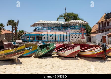 LobStar Seafood Restaurant en plein air et bateaux de pêche sur la plage de Santa Maria, l'île de Sal, le Cap-Vert, les îles de Cabo Verde, l'Afrique Banque D'Images