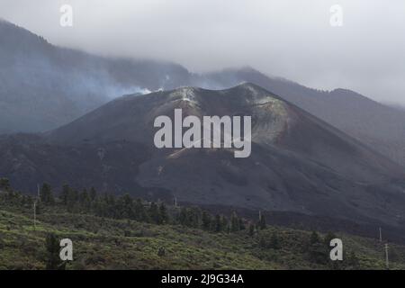 Volcan sur la crête volcanique de Cumbre Vieja sur l'île de la Palma, îles Canaries. Photographié 198 jours après sa première éruption en septembre 2021 Banque D'Images