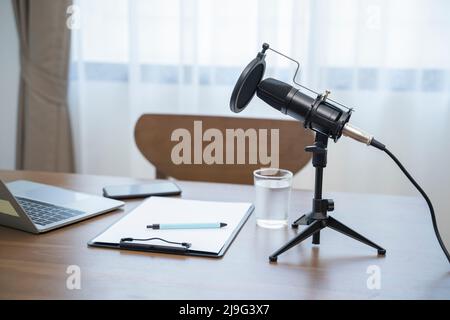 Utilisation du microphone à condensateur pour créer un podcast, gros plan. Banque D'Images