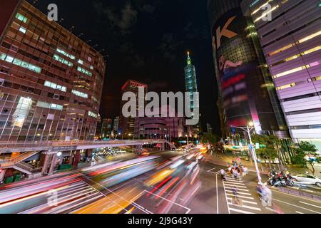 Paysage urbain nocturne d'un coin de rue dans le centre-ville de Taipei avec circulation intense à l'heure de pointe Banque D'Images