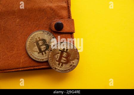 Portefeuille en cuir brun crypto curréency avec une pièce en or bitcoin. Concept de finance numérique Banque D'Images