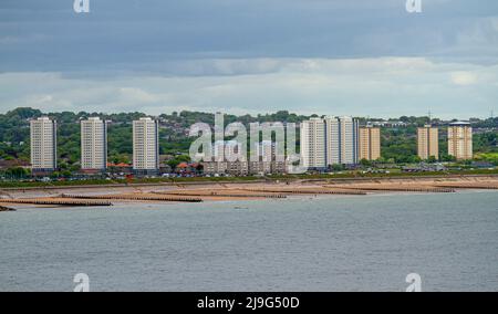 Vue sur le paysage des magnifiques sables dorés de la plage d'Aberdeen le long de la côte de la mer du Nord en Écosse Banque D'Images