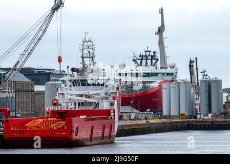 Le navire DEEP ARCTIC et le navire VOS PATIENCE sont amarrés au port d'Aberdeen dans l'Aberdeenshire, en Écosse Banque D'Images