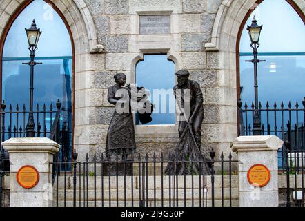 Deux figures de bronze, l'une d'un homme et l'autre d'une femme située à l'extérieur du Musée maritime d'Aberdeen en Écosse Banque D'Images