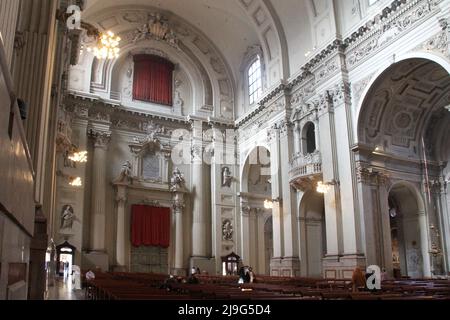 Bologne, Italie. Intérieur de la cathédrale (Catedrale Metropolitana di San Pietro). Banque D'Images