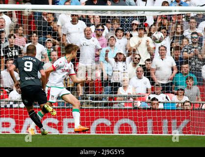 LONDRES, ANGLETERRE - 22 MAI : Michael cheek de Bromley scoreslors de la finale 2021/2022 du Buildbase FA Trophy entre Bromley et Wrexham à Wembley Stadiu Banque D'Images