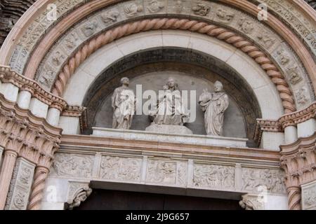 Bologne, Italie. Décorations sur la porte principale (Porta Magna) de l'église Saint Petronius. Banque D'Images