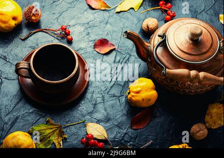 Délicieux thé aux fruits fait maison de coing d'automne. Banque D'Images