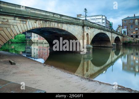 Soirée de printemps au pont de l'Ouse à York, en Angleterre. Banque D'Images