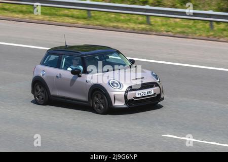 2022 Gray MINI COOPER S CLASSIC 1998cc à hayon à essence ; conduite sur l'autoroute M61, Manchester, Royaume-Uni Banque D'Images