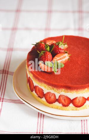 Gâteau français aux fraises Fraisier sur une assiette blanche. Banque D'Images