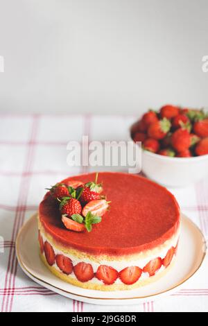 Gâteau français aux fraises Fraisier sur une assiette blanche. Banque D'Images