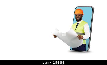 Black Male civil Engineer avec Blueprints Peeking de grand écran de smartphone Banque D'Images