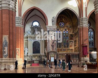 Bologne, Italie. Personnes visitant la célèbre église de Saint Petronius. Chapelle Saint-Ivo et Chapelle des Magi à l'arrière. Banque D'Images