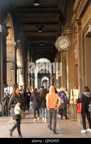 Bologne, Italie. Les personnes marchant dans un grand portique dans le centre historique. Banque D'Images