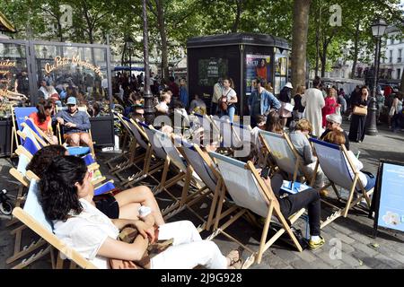 Un marché antique en plein air, connu sous le nom de brocante, à la Place des Abbesses dans le 18e arrondissement de Paris Banque D'Images
