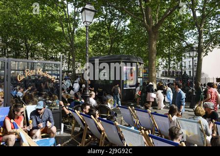 Un marché antique en plein air, connu sous le nom de brocante, à la Place des Abbesses dans le 18e arrondissement de Paris Banque D'Images