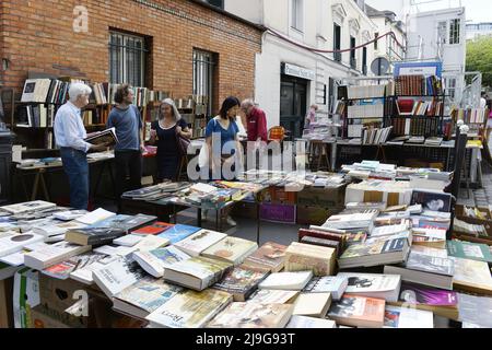 Un marché antique en plein air, connu sous le nom de brocante, à la Place des Abbesses dans le 18e arrondissement de Paris Banque D'Images