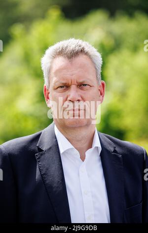 Unterreit, Allemagne. 23rd mai 2022. Klaus-Dieter Maubach, PDG d'uniper, regarde la caméra lors d'une visite à l'installation de stockage de gaz naturel de Bierwang. Au cours de leur visite, le président Söder et le ministre de l'économie Aiwanger veulent se renseigner sur la situation actuelle du stockage et parler des mesures nécessaires pour assurer la sécurité de l'approvisionnement. Credit: Matthias balk/dpa/Alay Live News Banque D'Images