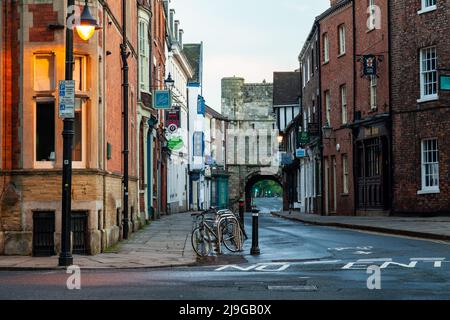 Matin de printemps sur le Haut pétergate dans le centre-ville de York, North Yorkshire, Angleterre. Banque D'Images