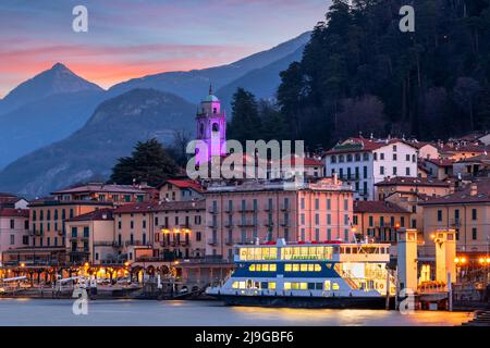 Bellagio, Italie sur le lac de Côme au crépuscule. Banque D'Images