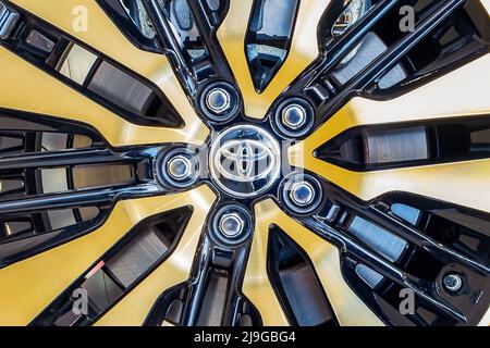 Minsk, Bélarus - 23 mai 2022 : gros plan du pneu de roue en alliage de la voiture Toyota Alphard Banque D'Images