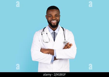 Travailleur médical. Portrait d'un homme afro-américain souriant en uniforme Banque D'Images