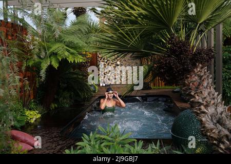 Jessica-Jane Applegate MBE, nageuse paralympique médaillée d'or, utilise un jardin avec un bain à remous lors de la journée de presse du RHS Chelsea Flower Show, au Royal Hospital Chelsea, Londres. Date de la photo: Lundi 23 mai 2022. Banque D'Images