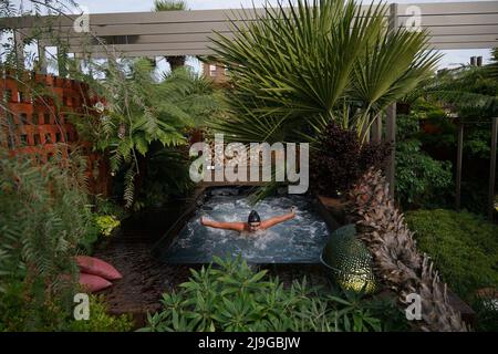 Jessica-Jane Applegate MBE, nageuse paralympique médaillée d'or, utilise un jardin avec un bain à remous lors de la journée de presse du RHS Chelsea Flower Show, au Royal Hospital Chelsea, Londres. Date de la photo: Lundi 23 mai 2022. Banque D'Images