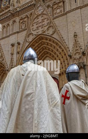 LYON, FRANCE, 22 mai 2022 : des spectacles de combats d'épée et de danses médiévales en costumes ont lieu dans le Vieux-Lyon pendant la Fête de la Renaissance (Renaiss Banque D'Images