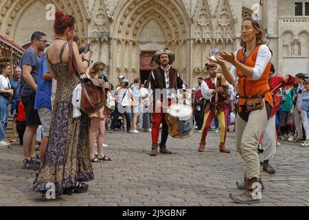 LYON, FRANCE, 22 mai 2022 : des musiciens et jongleurs médiévaux offrent leur représentation dans le Vieux-Lyon pendant la Fête de la Renaissance (Renaissance Fe Banque D'Images