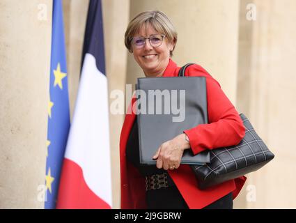 (220523) -- PARIS, le 23 mai 2022 (Xinhua) -- la ministre française de l'enseignement supérieur et de la recherche, Sylvie Retailleau, arrive pour la première réunion hebdomadaire du nouveau cabinet au Palais présidentiel de l'Elysée à Paris, en France, le 23 mai 2022. Le président français Emmanuel Macron a nommé vendredi les ministres du nouveau gouvernement du pays. Au total, le nouveau gouvernement compte 27 membres, dont 17 ministères, six délégués de ministères et quatre secrétaires d'État. (Xinhua/Gao Jing) Banque D'Images