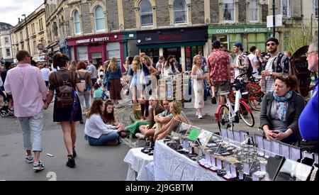 Fête de rue populaire de la communauté d'été à Cotham Hill de Bristol en 2022 avec des magasins ayant des étals, de la nourriture et des boissons, de la musique live par variété de groupes, peop Banque D'Images