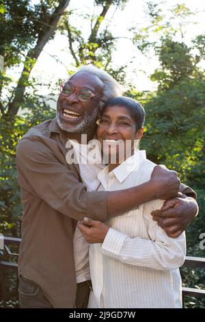 Couple s'embrassant l'un l'autre sur le balcon Banque D'Images