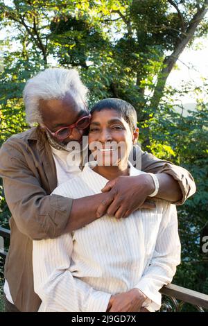 Couple s'embrassant l'un l'autre sur le balcon Banque D'Images