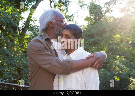 Couple s'embrassant l'un l'autre sur le balcon Banque D'Images