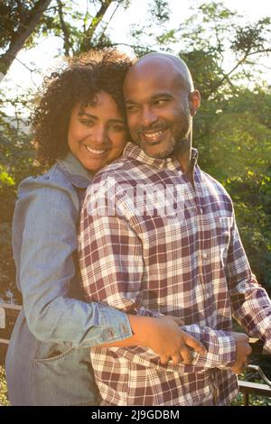 Couple heureux s'embrassant les uns les autres sur le balcon Banque D'Images