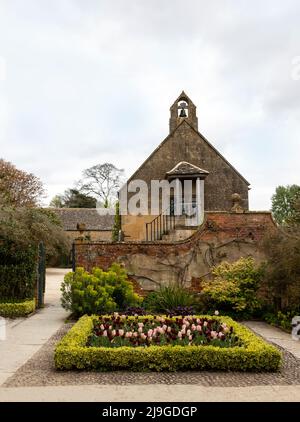 Entrée dans la cour avec bâtiment de chapelle dans le jardin du manoir de Hidcote, Cotswolds, Chipping Camden, Gloucestershire, Angleterre, Royaume-Uni. Banque D'Images