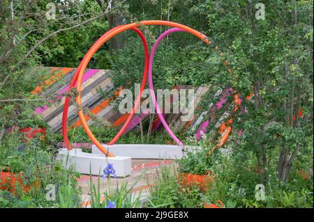 Royal Hospital, Chelsea, Londres, Royaume-Uni. 23 mai 2022. Le spectacle Fleur de Chelsea de RHS s'ouvre à la presse. Show Garden 323, The St Mungo’s Putting Down Roots Garden, conçu par les cityscapes (Daryl Moore et Adolfo Harrison). Crédit : Malcolm Park/Alay Live News Banque D'Images