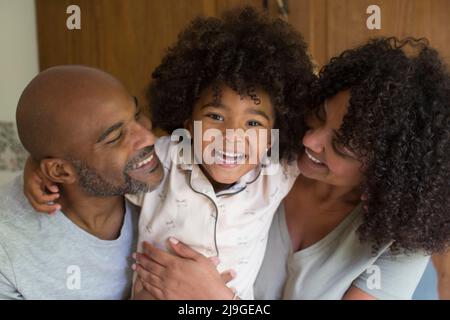 Portrait de parents heureux avec fille dans la chambre Banque D'Images