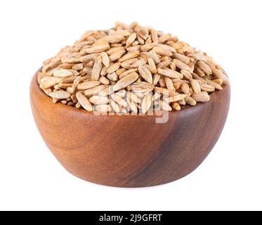 Grains de seigle isolés sur fond blanc. Pile de graines de malt de seigle dans un bol en bois. Grains secs de seigle d'hiver Banque D'Images